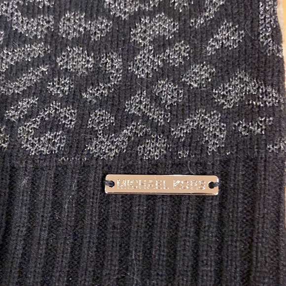 NWT MICHAEL KORS WOMEN’S REVERSIBLE METALLIC LEOPARD BEANIE - Picture 2 of 7